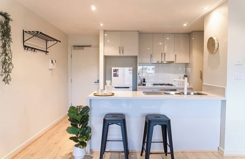 Ascot Vale Apartment | Walking Distance to Showgrounds & Free Parking!