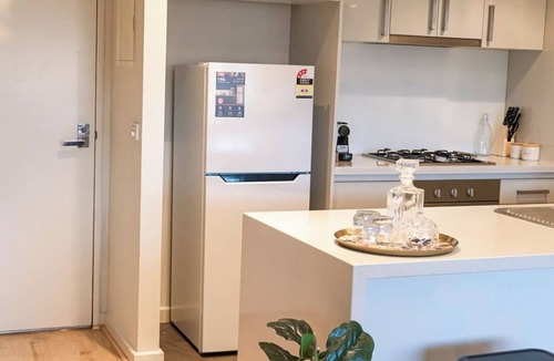 Ascot Vale Apartment | Walking Distance to Showgrounds & Free Parking!