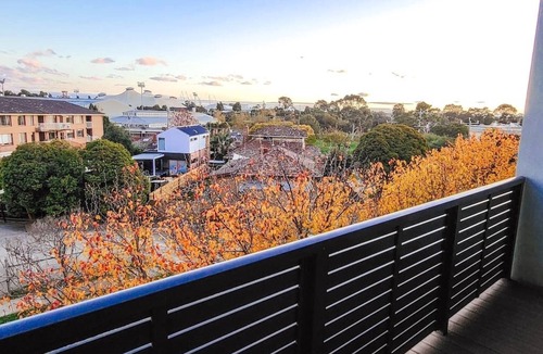 Ascot Vale Apartment | Walking Distance to Showgrounds & Free Parking!