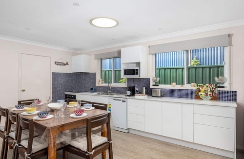 Anna Bay House | Walking Distance to Birubi Beach