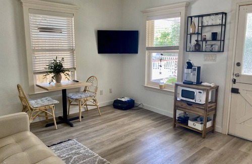 Historic Downtown Grapevine Cottage | Walking distance to Historic Downtown Grapevine