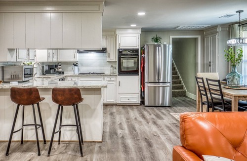 Brenham House | Walking distance to historic downtown Brenham!
