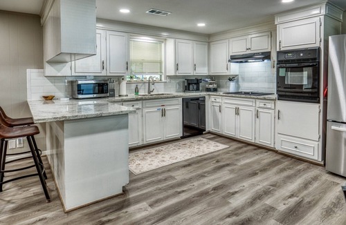 Brenham House | Walking distance to historic downtown Brenham!