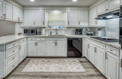 Brenham House | Walking distance to historic downtown Brenham!