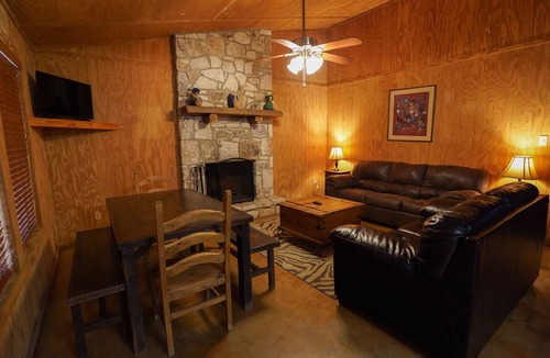 Sabinal Cabin | Walking distance to the Frio River, access to shared pool