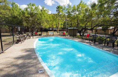 Sabinal Cabin | Walking distance to the Frio River, access to shared pool