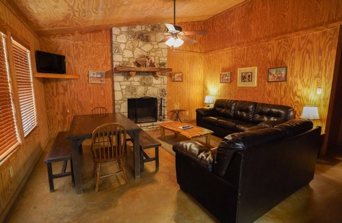 Sabinal Cabin | Walking distance to the Frio River, access to shared pool