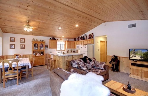Summit Estates Cabin | Walking Distance to Snow Summit