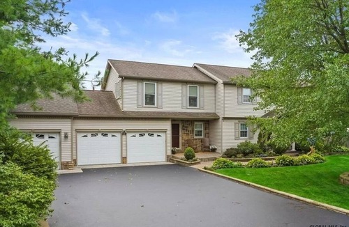 Stillwater Apartment | Walkout basement with bar and hot tub!