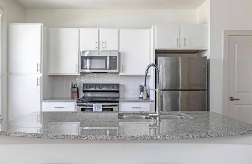 Waller Apartment | Waller 3BD/2.5BA 3 - Three Bedroom Apartment, Sleeps 6