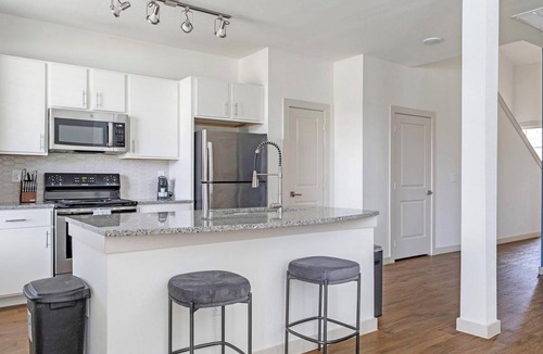 Waller Apartment | Waller 3BD/2.5BA 3 - Three Bedroom Apartment, Sleeps 6