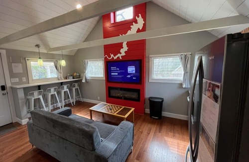 White Mills Cottage | Wally’s Matchbox |New|Hot Tub|Fire Pit|Close 2 All