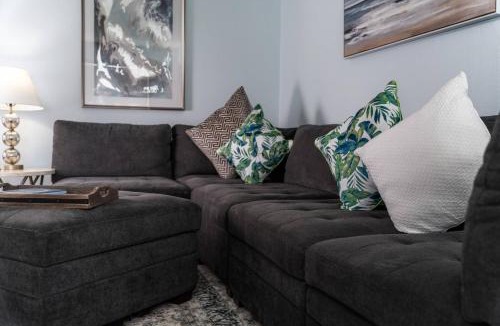 Hillsboro House | Walnut Bungalow West