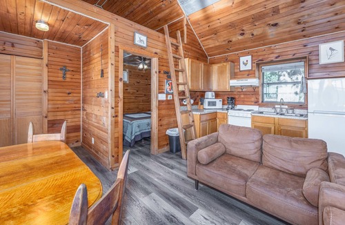 Fredericksburg Cabin | Walnut Canyon Cabins