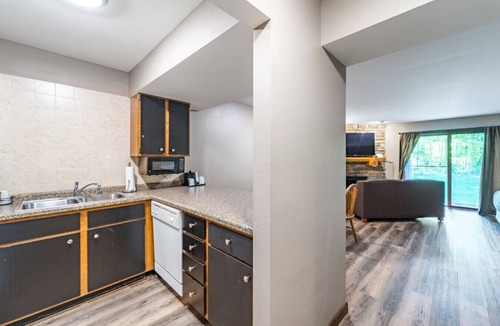 Rib Mountain Bed & Breakfast | Walnut Fireside Deluxe Suite @ the Inn