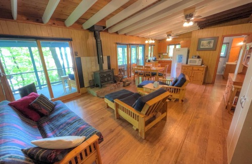 Rideau Lakes Ski Chalet | Walnut Grove | Family Waterfront Cottage on Sand Lake