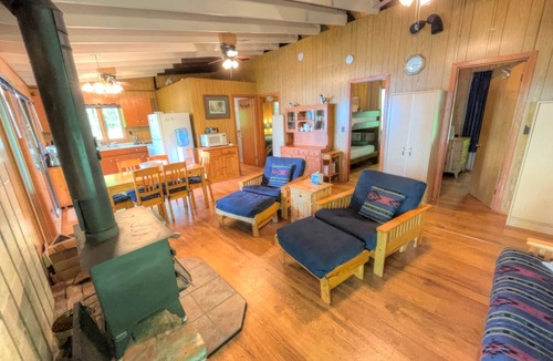 Rideau Lakes Ski Chalet | Walnut Grove | Family Waterfront Cottage on Sand Lake