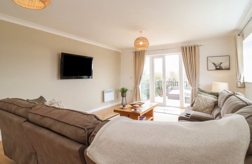 Lowestoft Cottage | WALNUT HOUSE, pet friendly, with pool in Lowestoft