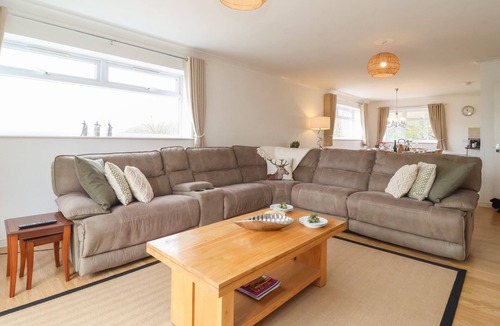 Lowestoft Cottage | WALNUT HOUSE, pet friendly, with pool in Lowestoft