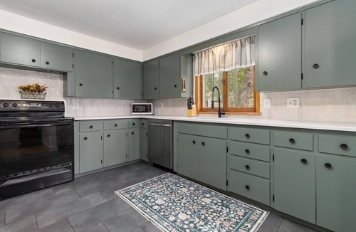 Windsor House | Walnut Street Retreat | Downtown, Dog Friendly