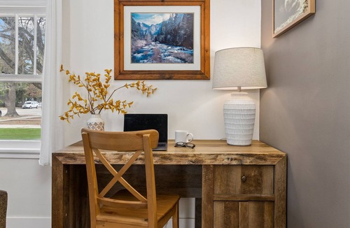 Windsor House | Walnut Street Retreat | Downtown, Dog Friendly