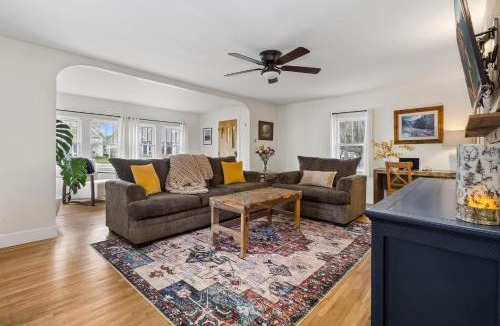 Windsor House | Walnut Street Retreat Downtown, Dog Friendly