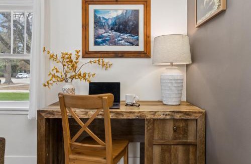 Windsor House | Walnut Street Retreat Downtown, Dog Friendly