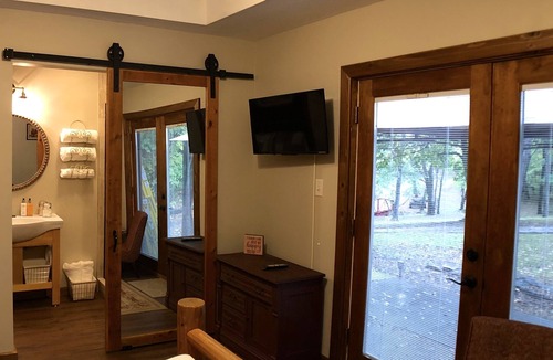 Lone Jack Bed & Breakfast | Walnut Waters Bed & Breakfast