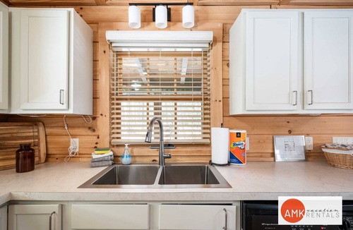 Saugatuck Cabin | Wander Inn - Updated Log Cabin near shared beach