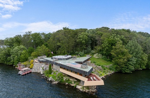 Mahopac House | Wander Petra Island