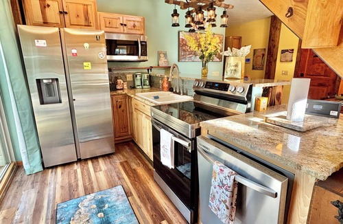 Eureka Springs Cabin | Wanderer Mountain Views Lounge,Bar, patio Lake access,kayaks,Grill,Fireplace,TV