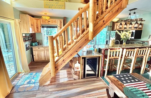 Eureka Springs Cabin | Wanderer Mountain Views Lounge,Bar, patio Lake access,kayaks,Grill,Fireplace,TV