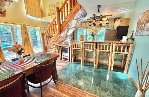 Eureka Springs Cabin | Wanderer Mountain Views Lounge,Bar, patio Lake access,kayaks,Grill,Fireplace,TV