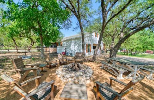 Dripping Springs House | Wanderin Star Farms - Live Oak Lodge