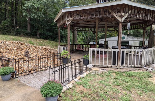 Tamms House | Wandering the wineries or hitting the hills? We got you! Come stay!