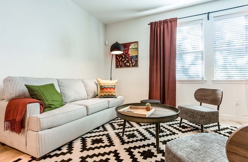 West Campus House | WanderJaunt | Tyler | 3BR Townhouse | Central Austin