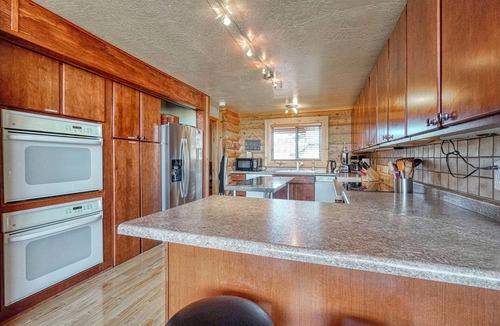 Eagar Cabin | Wapiti Run Retreat - Secluded Log Cabin on 4 Acre Lot w/Mountain & Pond Views