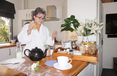 Paremoremo Cabin | Warblers Retreat