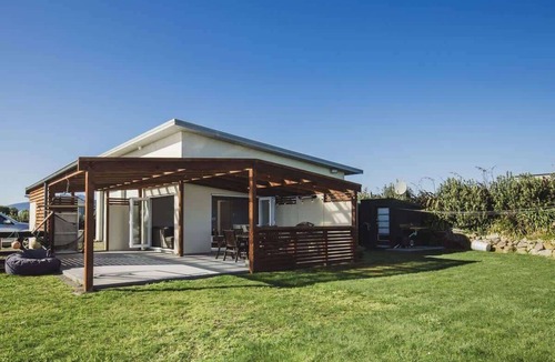 Warea House | Warea Beach Bach with Coastal Views