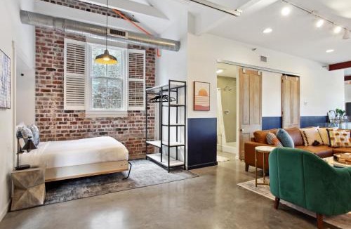 Arts/Warehouse District Apartment | Warehouse District Lovely One Bedroom and Den