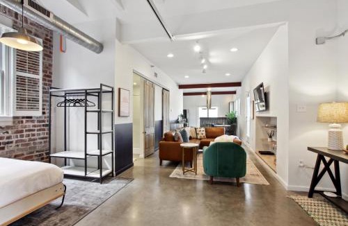 Arts/Warehouse District Apartment | Warehouse District Lovely One Bedroom and Den