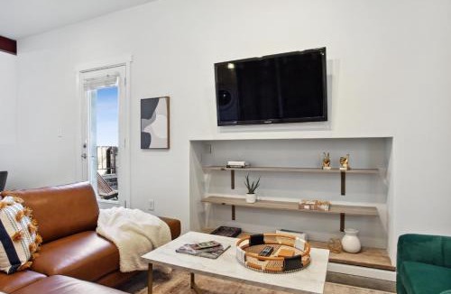 Arts/Warehouse District Apartment | Warehouse District Lovely One Bedroom and Den