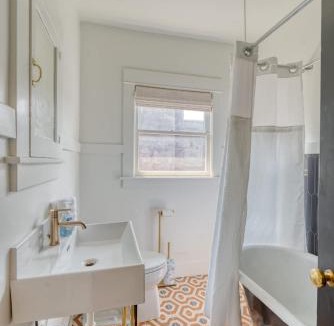 Hosford-Abernethy Apartment | Warhol Suite - Cozy Apartment - 92 WalkScore