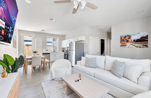 Glendale Apartment | Warm 2B2B w' Pool Soft Beds + Parking Onsite