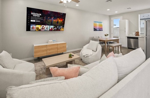 Glendale Apartment | Warm 2B2B w' Pool Soft Beds + Parking Onsite