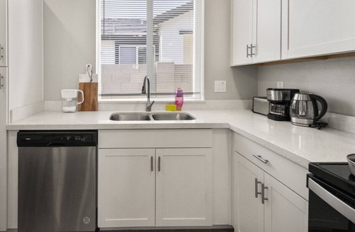 Glendale Apartment | Warm 2B2B w' Pool Soft Beds + Parking Onsite