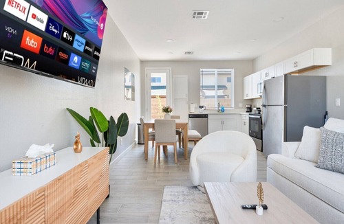 Glendale Apartment | Warm 2B2B w' Pool Soft Beds + Parking Onsite