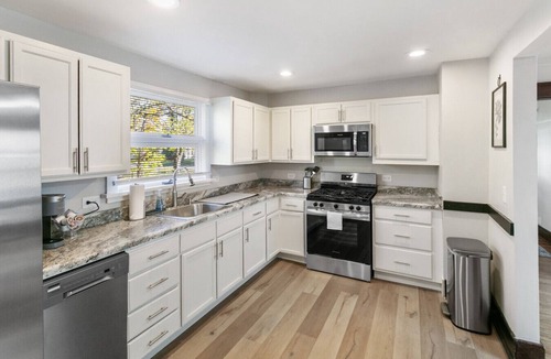 Libertyville House | Warm 5 bed Libertyville Getaway Close to Navy Base