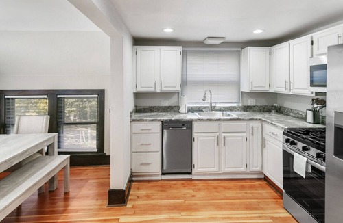 Libertyville House | Warm 5 bed Libertyville Getaway Close to Navy Base