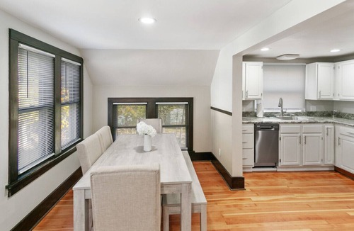 Libertyville House | Warm 5 bed Libertyville Getaway Close to Navy Base